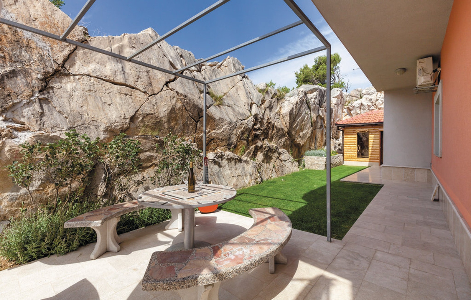 Vila s bazénem a apartmány v Podstraně