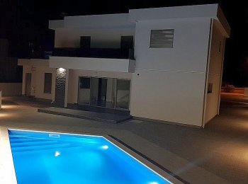Novostavba s bazénem u moře