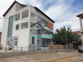 Třípatrová vila s 8 apartmány