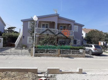 Dům s pozemkem a 4 apartmány na ostrově Vir 