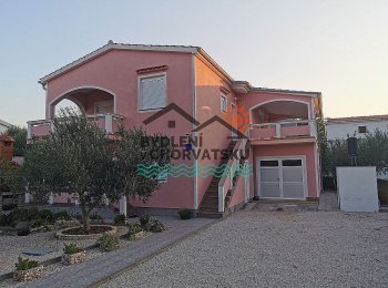 Dům s apartmány a krásnou zahradou 