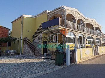 Dům s pěti apartmány 80 metrů od moře 