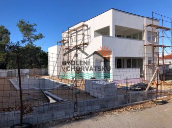 Vila novostavba s bazénem u moře