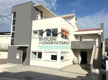Moderní vila s jacuzzi u moře