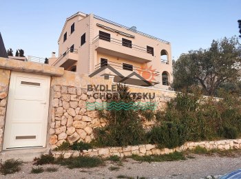 Vila s bazénem a 5 apartmány v první řadě u moře