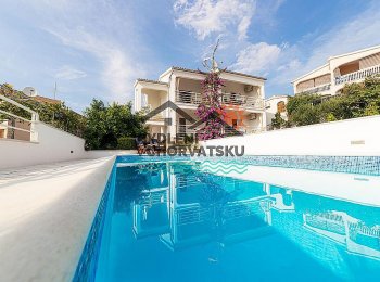 Dům s bazénem a 4 apartmány Ražanj