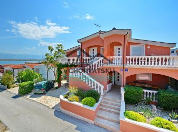 Dům se třemi apartmány a garáží u pláže