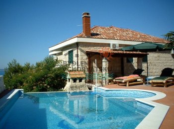 Rustikální vila s bazénem v Podstraně