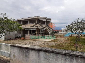 Dům se třemi apartmány a garáží u moře 