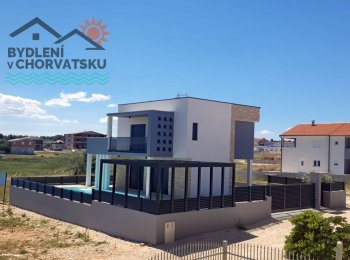 Luxusní novostavba s bazénem na pláži