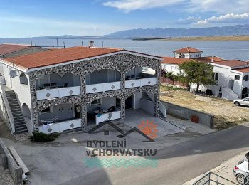 Dům se třemi apartmány a garáží 50 metrů od moře