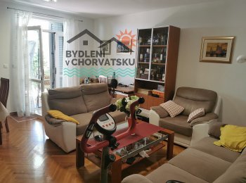 Byt se zahradou a garáží v Podstrana