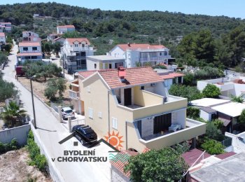 Apartmánový dům na Čiovu ve druhé řadě od moře