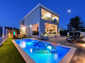 Luxusní vila s bazénem 100 metrů od pláže