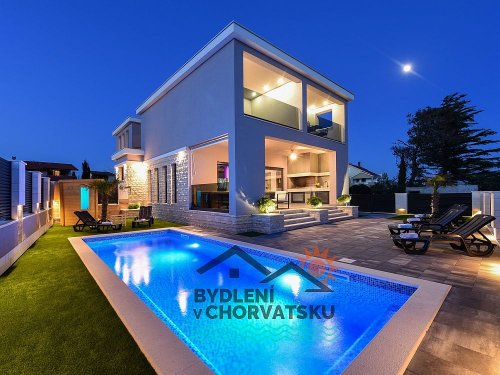 Luxusní vila s bazénem 100 metrů od pláže