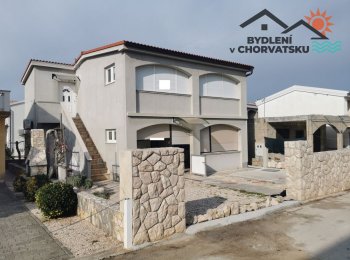 Dům se dvěma apartmány a uzavřenými terasami