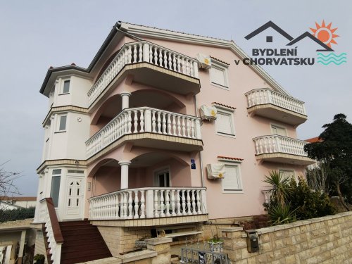 Vila se šesti luxusními apartmány 45 metrů od moře