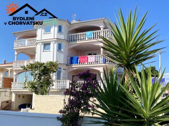 Vila se šesti luxusními apartmány 45 metrů od moře