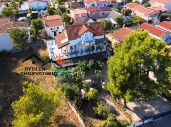 Dům s osmi apartmány a velkým pozemkem u moře