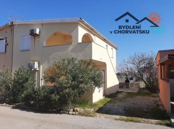 Řadový dům s dvěma apartmány 200 metrů od pláže