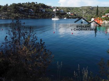 Obrovský stavební pozemek na Brači v 1.řadě od moře