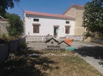 Levný domek s velkým pozemkem u moře