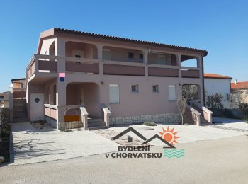 Dům s 5 apartmány 50 metrů od pláže