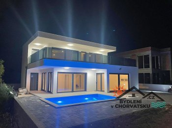 Moderní vila s bazénem u pláže 