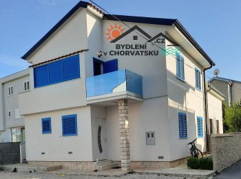 Dům s dvěma apartmány v Petrčane 