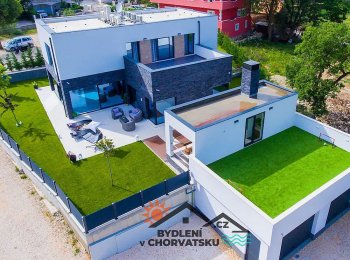 Luxusní vila s vnitřním bazénem a velkým pozemkem 