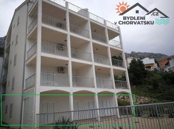 Velký apartmán v přízemí 70 metrů od moře v Marušići