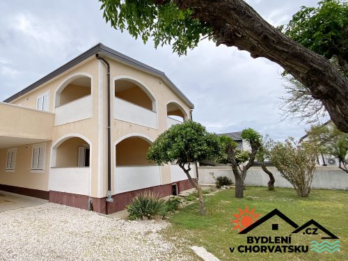 Dům se 4 apartmány a garáží v 1.řadě od moře