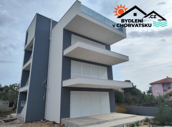 Penthouse 90 metrů od pláže – novostavba!