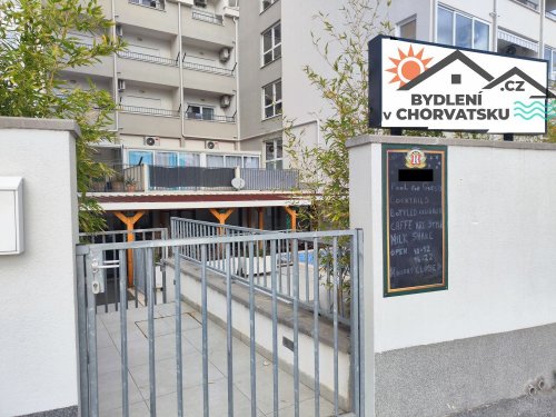 Kavárna s bazénem 120 metrů od pláže