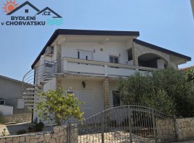 Dům se třemi apartmány, garáží a velkým pozemkem