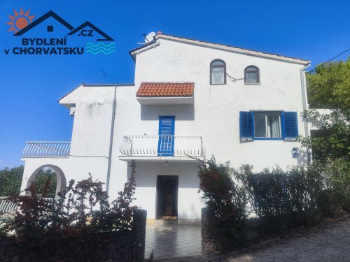 Byt se třemi ložnicemi 80 metrů od pláže u Omiše