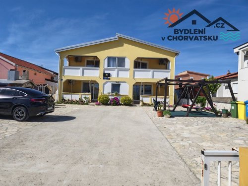 Dům s pěti apartmány a velkým dvorem