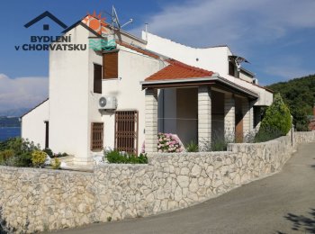 Luxusní vila s malým domkem kousek od moře