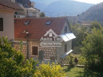 ŽRNOVNICA - Kamenný dům v oblasti Privor